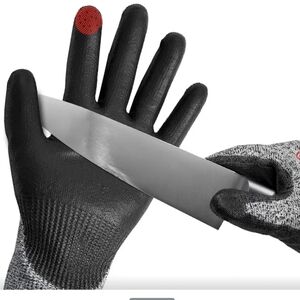 Cut-Resistant Gloves with Knife